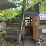 LIAEU - お店。中でフォカッチャやテイクアウト用のピザが置いてある