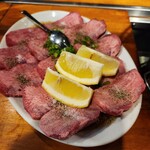 焼肉ホルモン 万千 - 塩タン3人前