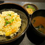 神戸牛 個室 ステーキ 吉祥 - 〆のご飯は炊き込みご飯としじみ汁と漬物