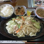 Yuudachi - ホルモンうどん定食780円