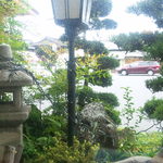 Yokota Teuchi Udon - 窓の外を見る