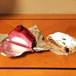 Shutorausu - ■(左)カシスケーキ
      450円
      ■(右)アップフェルシュトゥルーデル 500円