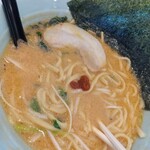 横浜家系ラーメン 龍馬家 - 卓上の辛味噌で辛さを追加