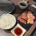 Yakiniku Kan Koku Ryouri Korabo - ご飯、お肉、わかめスープ