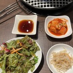 焼肉・韓国料理 KollaBo - サラダ、もやしナムル、カクテキ