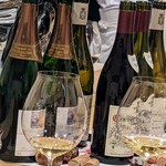 勢麟 - ご一緒さま4人で、次々とワインが空いていきました・・・これ、まだ途中です。