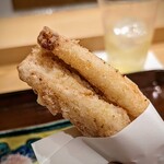 勢麟 - ショウサイ河豚の唐揚げも、アッチッチを手渡しです。