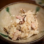 勢麟 - 先ずは松茸ご飯を食べながら、蒲焼の焼きあがりを待ちます。