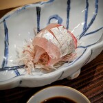 勢麟 - 前日揚がった縞鯵を活けのままストレスを抜き、食べる時間に合わせて絞めたとの事