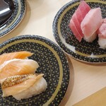 Hamazushi - まぐろ三種＆サーモン三種盛り