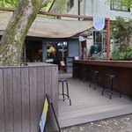 Ota Kafe - おたカフェ、テラス席とその奥に入口