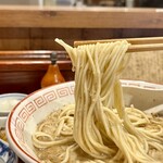 炭火焼濃厚中華そば 奥倫道 - 麺リフト