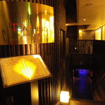 金色バックの看板