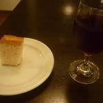 ノンアルコールワイン（赤）、自家製フォカッチャ一皿目