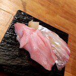 立ち飲み ひとよ - 鯛の握り&大トロの握り。大トロがすごい❗