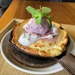 CocoColor Cafe - 紫芋のアイスの乗ったパンケーキ