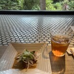 ASIAN FRENCH DINING 味市場 - 前菜のお刺身サラダとウーロン茶（ホット、アイス選べべます）