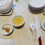 Bimi Yamucha Shurou - 最初に来たスープとザーサイ。ポットに入った温かいウーロン茶は、なくなったタイミングで言えばお代わりをいただけます。