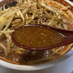 中華麺食堂かなみ屋 - 肉もやし担々麺は醤油ベースのスープ。