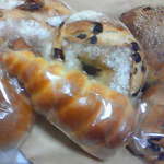 パン家ジパング - 雑穀パン・４種のナッツ・渋栗とくるみのリュスティック・ベーグル（プレーンとベリーベリー）・焼き芋コロネ