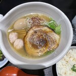 麺処 銀笹 - 【塩ラーメン950円】
            トッピングは、炙り豚バラチャーシュー大×１枚・味玉・メンマ・鯛つみれ×2・ネギ・水菜・糸唐辛子といったメンツですね。