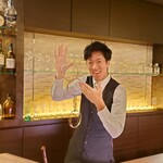 マジックバーなんで屋！？ - バッチリのポーズを決めてくれるフレンドリーな店員さん