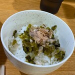 瀬戸内中華そば 一点張 - 高菜ごはん小100円　本枯れ節薄削り乗せ　高菜は炒めず所謂漬物そのまま