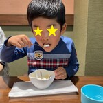 中華レストラン 杏梨 - アイスクリームを食べる太郎