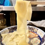 Sugoi Niboshi Ramen Nagi - 「すごいつけもめん」の麺。昆布水に浸かっています。
                        2023年10月14日