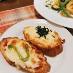 ビストロ アン ファミーユ - バケット【バケットピッツァと明太子チーズピッツァ】（1人分）