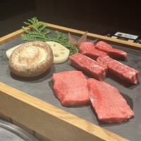 焼肉牛印 銀座店 - 厚切りタン・厳選赤身の厚切り2種・季節の焼き野菜2種