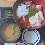 保田食堂 - 贅沢丼（中トロ、いくら、イカ、ほたて）
