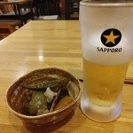 Sumibiyaki Tori Torikuri - つきだしの野菜の煮浸し&ビール