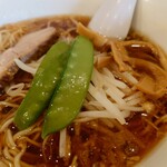 香湯ラーメン ちょろり - シャキシャキの"茹でもやし"と、"莢隠元"が乗っています。