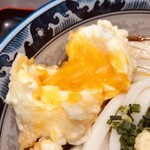 釜たけうどん めっせ熊 - 卵天割ってみました