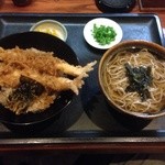 そばの華 - 天丼セットです。天然エビが二匹です。追加料金を出せば、温かい蕎麦をザル蕎麦にできます。