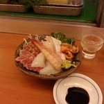 Yoshino Sushi - 造り。器にこれでもかと盛られて。