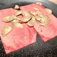 焼肉うしごろ 横浜店 - 秋トリュフと極上タンの包み焼き