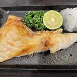 マルカツ - 珍しい真鯛のカマ焼き　すだち、大根おろしで他は何も要らん　美味っ！