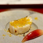 馳走 啐啄一十  - ずいぶん長く炭火で炙られてたクエ。 クエは高級魚ですが、生だと身質がかなり硬く、僕は刺し身をあまり好みません。 が、この厚切りでも炙られるだけで食感は大きく変わります。 温度のグラデーションはそのまま味わいに結びつき、バリバリの皮目からしっとりした中心まで異なる食感を楽しめます。 味付けは、優しい塩味のカラスミにて。