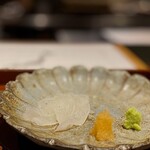 馳走 啐啄一十  - 体の隅々にまで染み入るようなお椀で温まったあとは、いつもの、お刺し身オールスターズ。 まずは、ハギ。 薄切りにすれば、フグと見紛うほどのハギですが、ここは少し厚切りで熟成。 しっかりとした食感と本来この魚から感じるのは難しいイノシン酸の旨味。 熟成の成果ですね。 一部は肝と合わせていただきたかったかな。