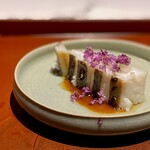 馳走 啐啄一十  - サワラの炭火炙り。 これも時間をかけて炙ってましたなぁ。 これもこの店でよく登場する醤油ベースの野菜ソース。 それにしてもデカいサワラですなぁ。 その分、ちょっと大味になってしまったかもしれません。