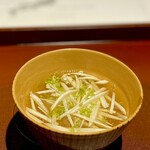 馳走 啐啄一十  - この椀、なんだったかなぁ。。 朝から一切、食事を断って、その代わり、羽田のANAラウンジで、機内で、広島空港の立ち呑み屋で、いろいろ飲んでの訪問だったせいか、思い出せません・・ 笹がきゴボウに若干のとろみがあるような・・ メモなどとらずとも、めったに料理を忘れることなんてないんだけどなぁ。。