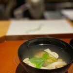 馳走 啐啄一十  - 前半のクライマックス。 炙った白甘鯛のお椀。 松茸の登場です。 利尻昆布とマグロ節の出汁が日本人の細胞を覚醒させます。 供されてから、白甘鯛の味わいが出汁の溶け出すまで、出汁の変化が明瞭に楽しめる、この店のスペシャリテの一つ。