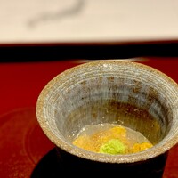 馳走 啐啄一十  - そろそろ終わりとなる赤ウニ。 海水のシュレとともに。 ウニの甘みが上品な塩分をまとって口の中で蕩けます。 甘みと塩分がケンカしないどころかお互いを高め合う関係なのは、あんこの好きな人ならわかりますよね。 ウニと言えば北から目線で見られがちですが、西日本の赤ウニの甘みと旨味もなかなかどうして素晴らしいんですよ。 