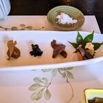 郷土料理ともん - マイタケ、カラスタケ、チチタケ、３種茸の甘酢和え。カラスタケいけてますぜ