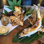 郷土料理ともん - 焼き茸は天ぷらよりも香りを楽しむことが出来ますね