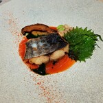 ビストロ・ド・ヨシモト - ポワソン（産地直送、本日のお魚料理）はサゴシのポワレ、3種のソースや大葉の素揚げ、コーンや枝豆入り十六穀米リゾットと共に