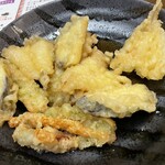 山本食堂 - 天ぷら盛り合わせには最初からドバドバと天ツユがかけてありました。