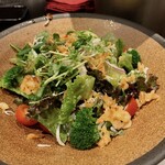 旬菜旬魚 お造りの山葵 - エビのかき揚げで旨味たっぷりの海鮮サラダ
